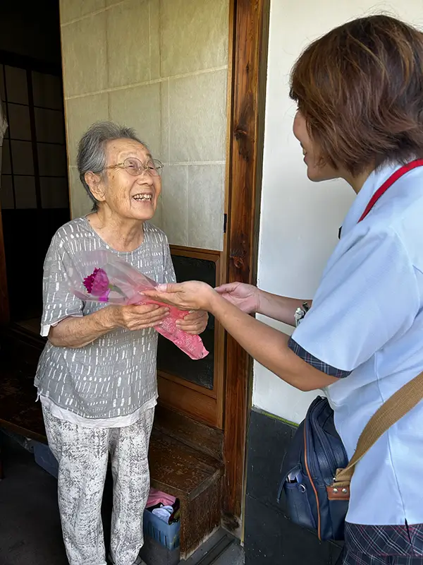 愛の訪問活動 お花プレゼント