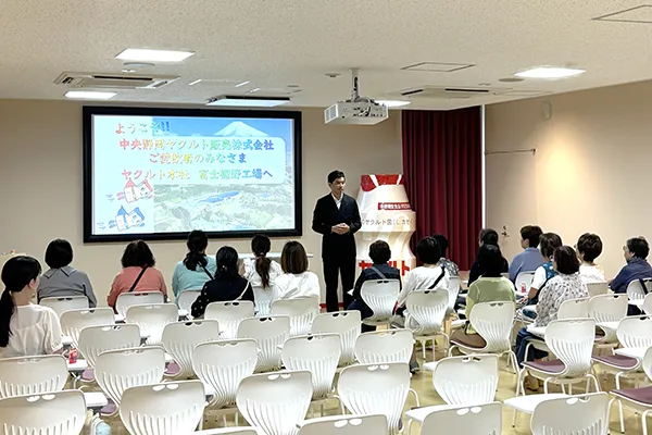 ヤクルト工場見学の様子