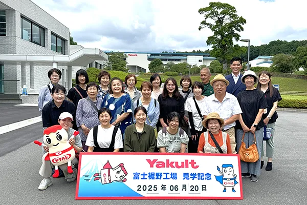 ヤクルト工場見学の様子